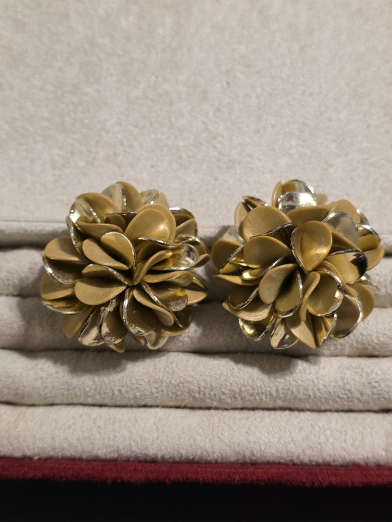 Vintage Jewelry - Large, Unique Floral Cluster Clip-On Earrings in Matte And Metallic Goldtone